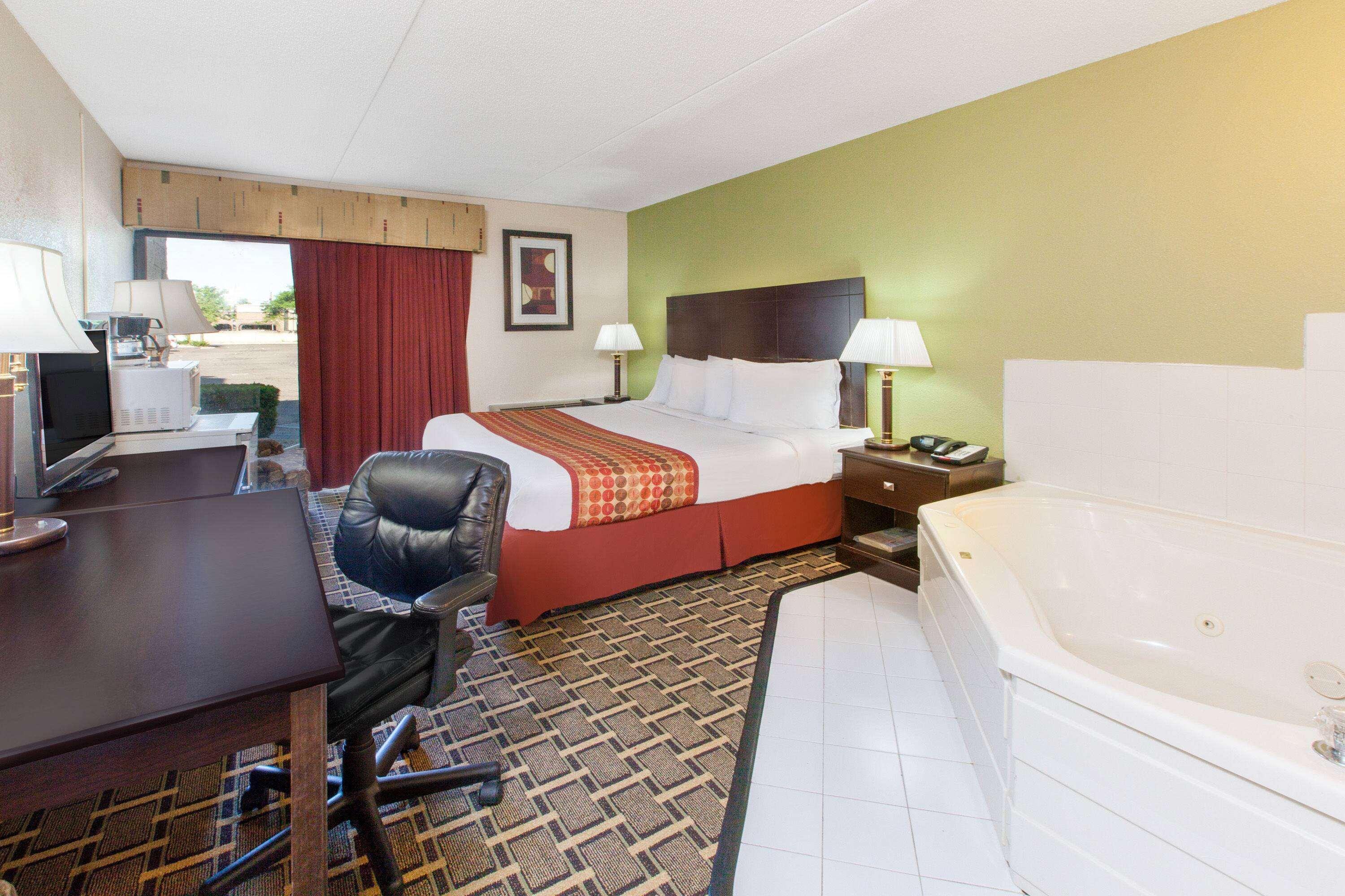 Days Inn & Suites By Wyndham Madison Heights Mi מראה חיצוני תמונה