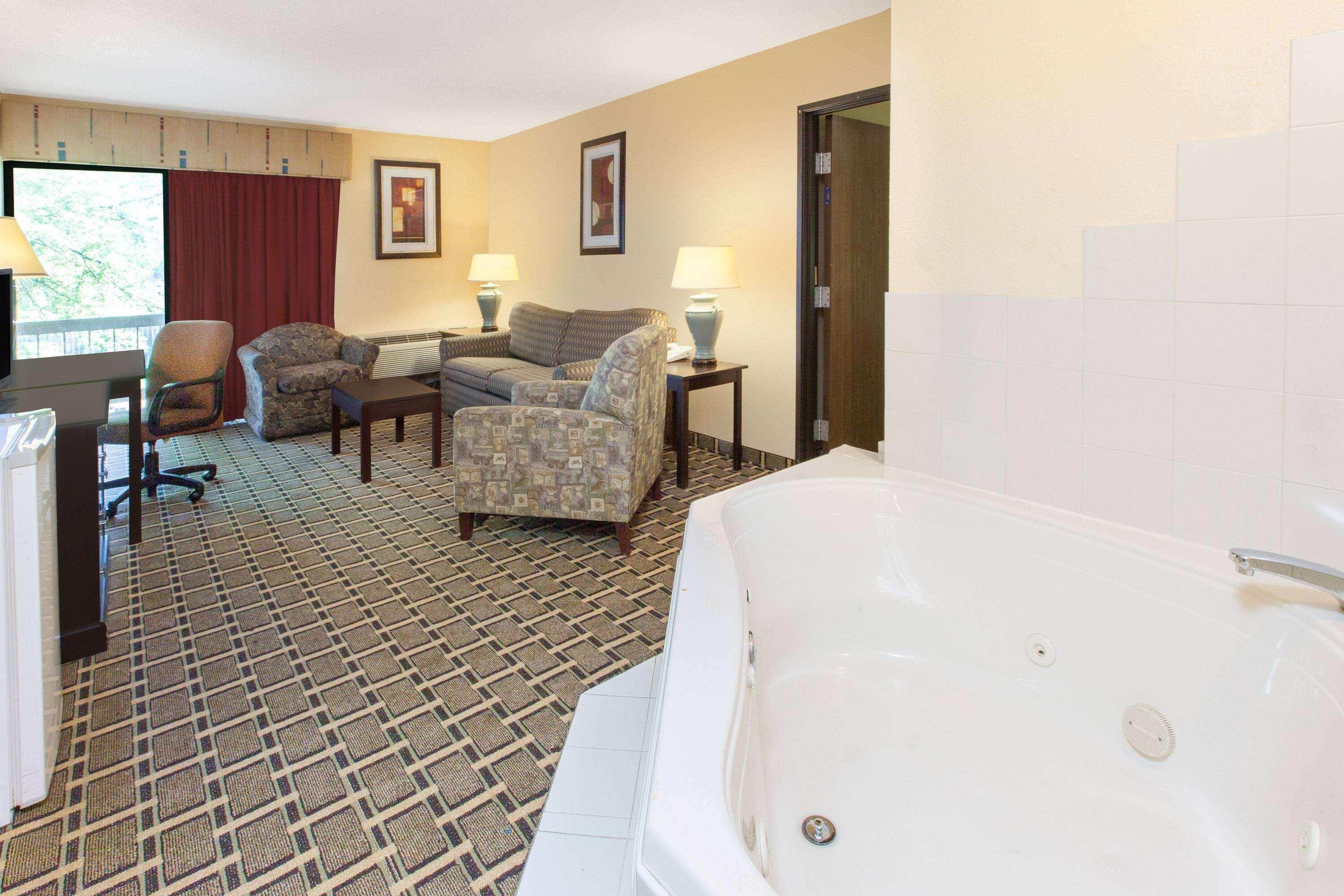 Days Inn & Suites By Wyndham Madison Heights Mi מראה חיצוני תמונה