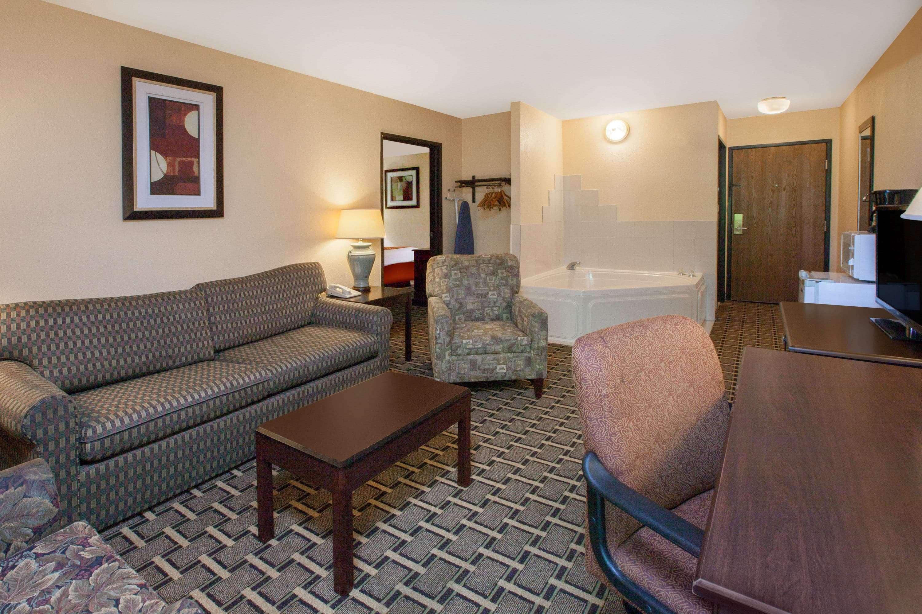 Days Inn & Suites By Wyndham Madison Heights Mi מראה חיצוני תמונה