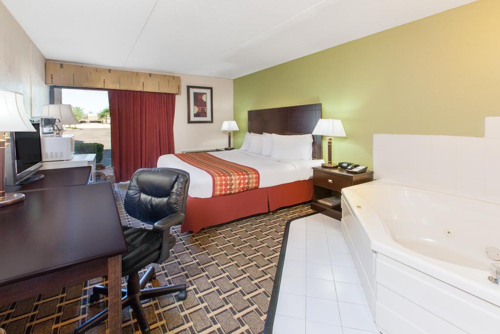 Days Inn & Suites By Wyndham Madison Heights Mi מראה חיצוני תמונה