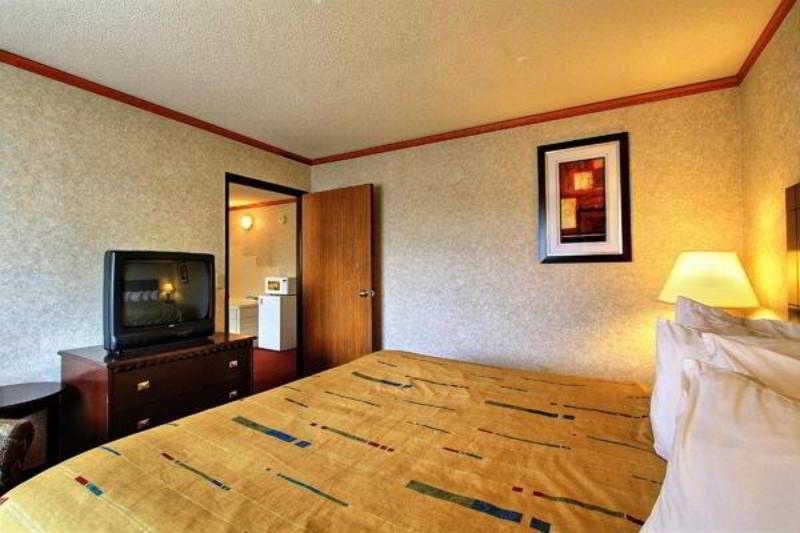 Days Inn & Suites By Wyndham Madison Heights Mi מראה חיצוני תמונה