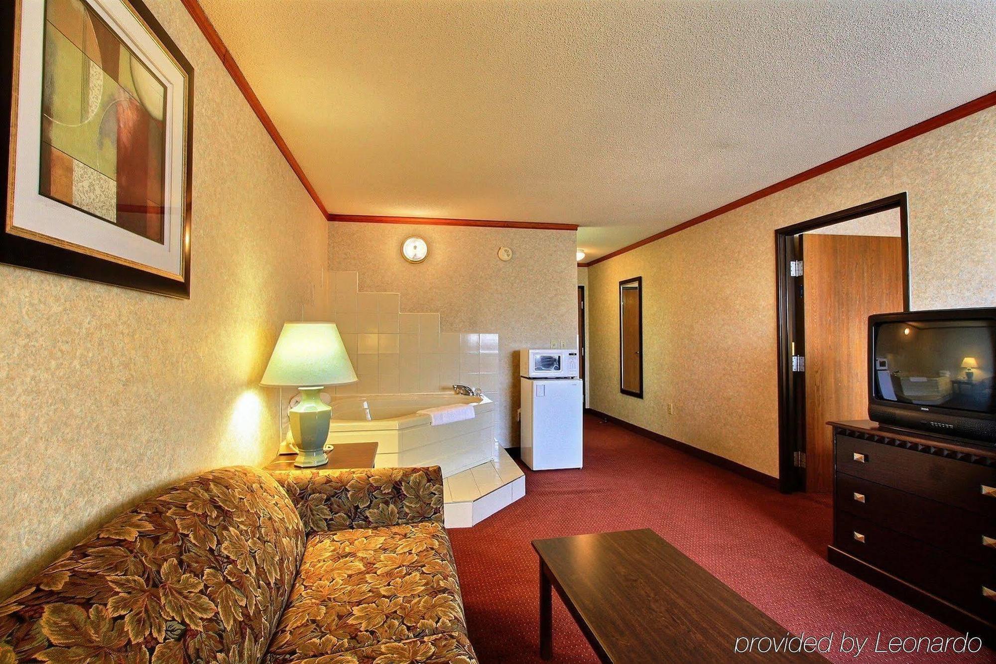 Days Inn & Suites By Wyndham Madison Heights Mi מראה חיצוני תמונה