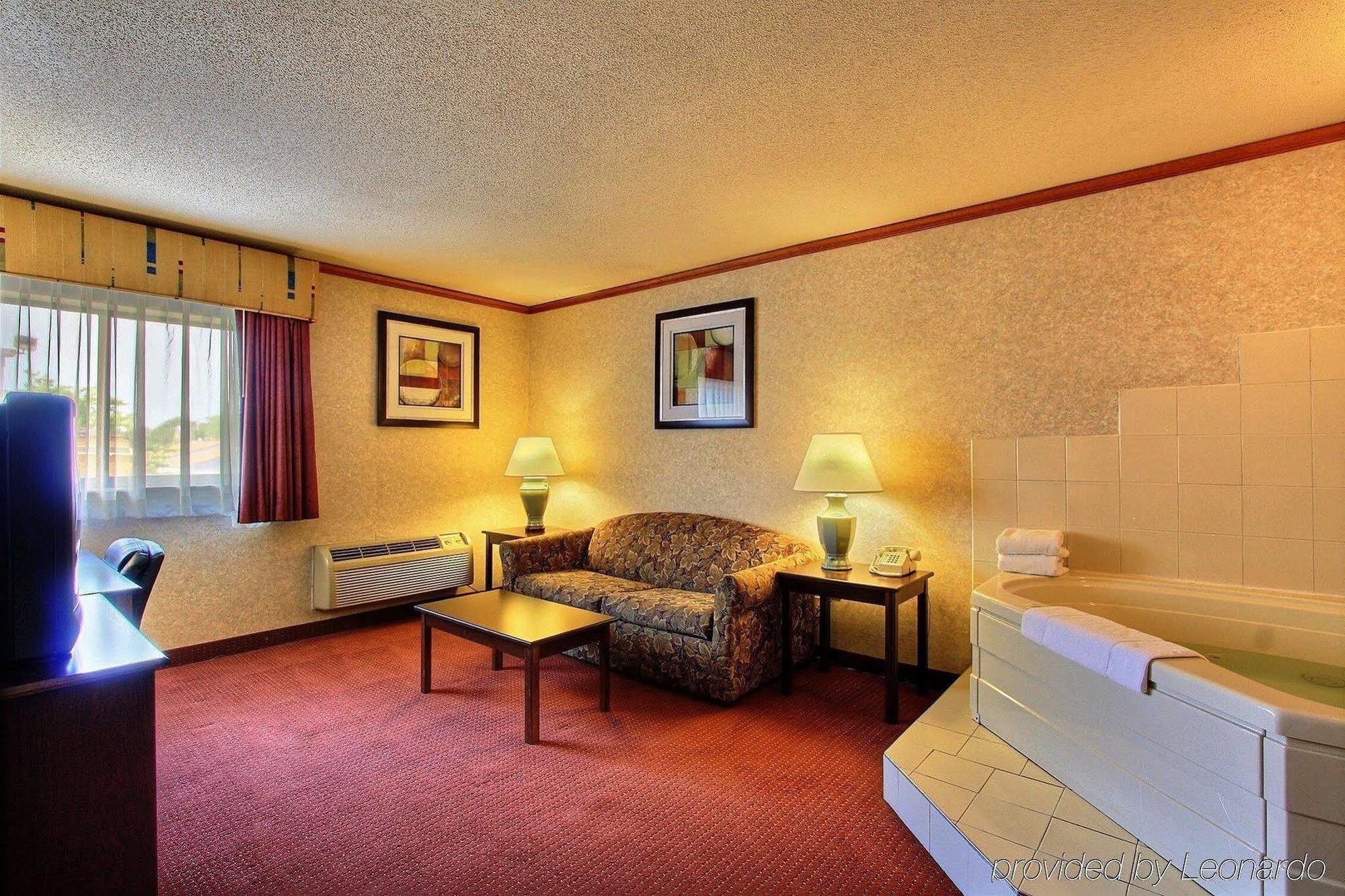 Days Inn & Suites By Wyndham Madison Heights Mi מראה חיצוני תמונה